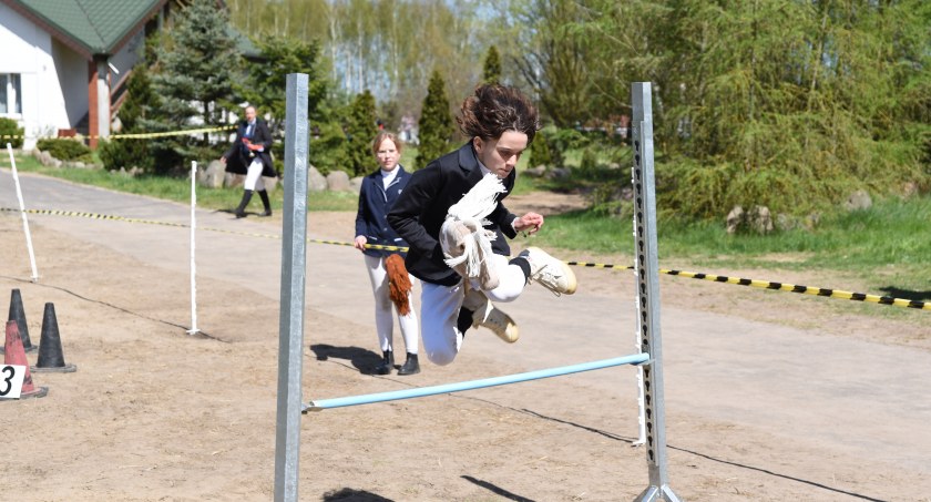 Zawody w skokach przez przeszkody i hobby horse w Anielinie