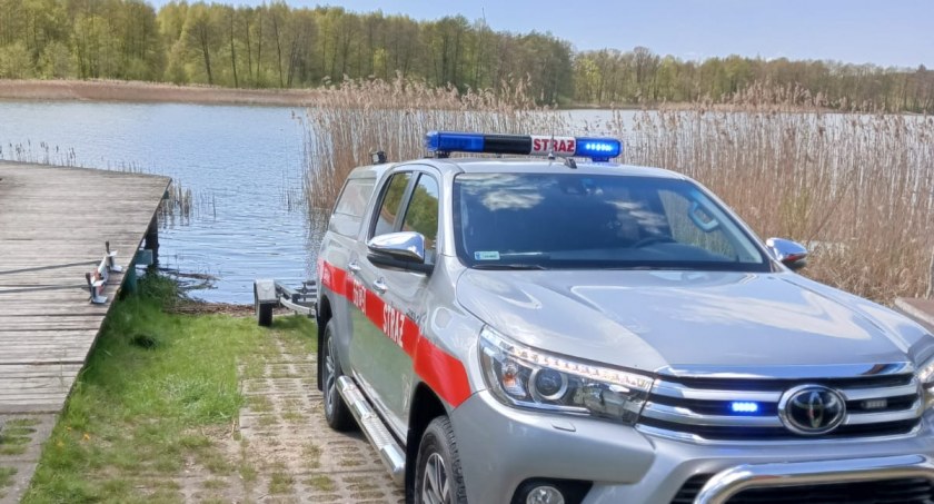 Pies topił się w jeziorze Miejskim w Złotowie