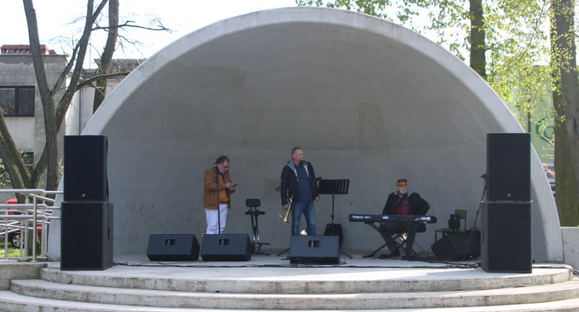 Koncert jazzowy w muszelce koncertowej w Złotowie