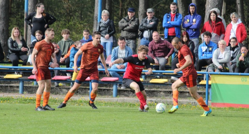 Polonia Jastrowie wygrywa powiatowe derby w Tarnówce