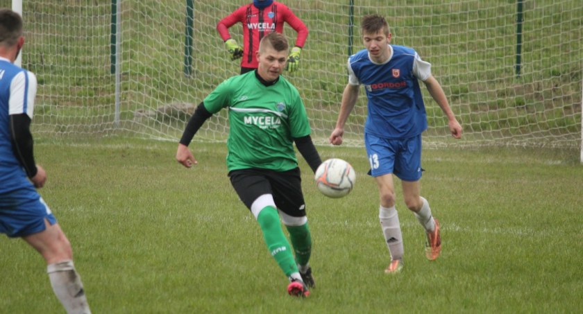 Wyrównane derby powiatu w Starej Wiśniewce