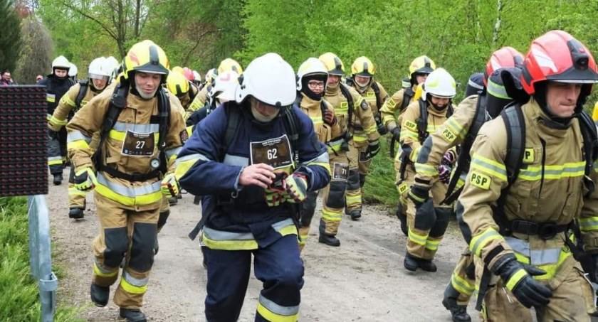 Strażacki bieg w pełnym umundurowaniu bojowym