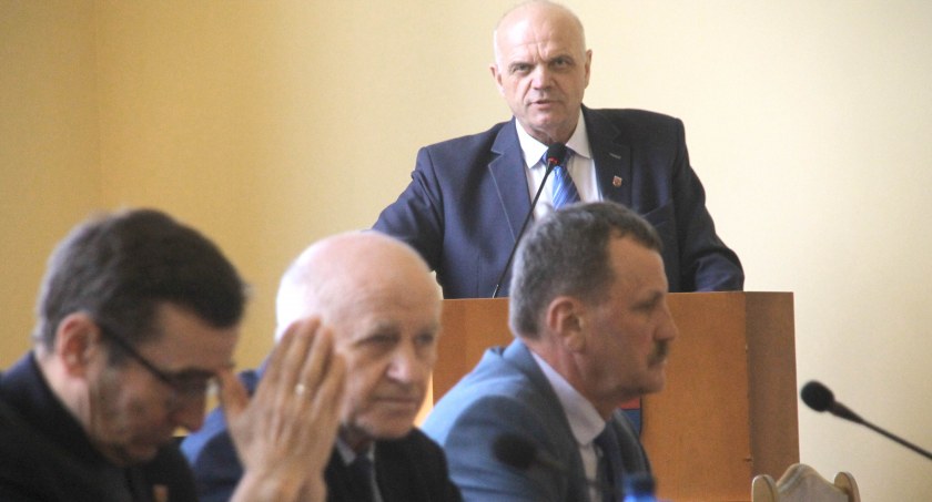 200 osób protestuje przeciwko brudnej polityce w powiecie