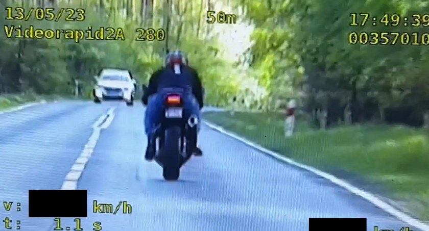 Mieszkaniec powiatu pędził na motocyklu. Policja udostępniła nagranie [WIDEO]