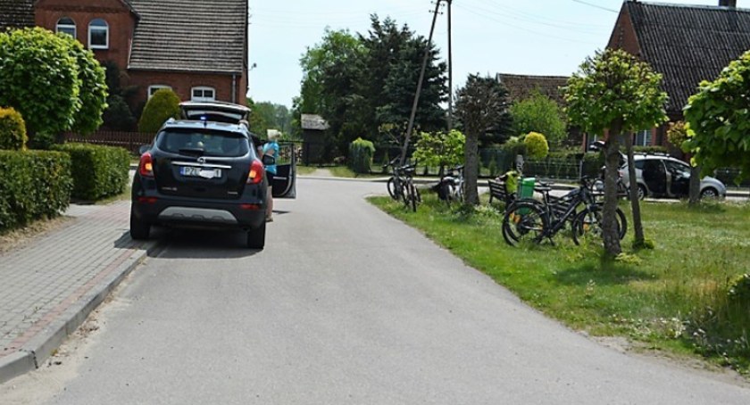 Wypadek i pijani rowerzyści w Lipce. Kobieta przetransportowana do szpitala
