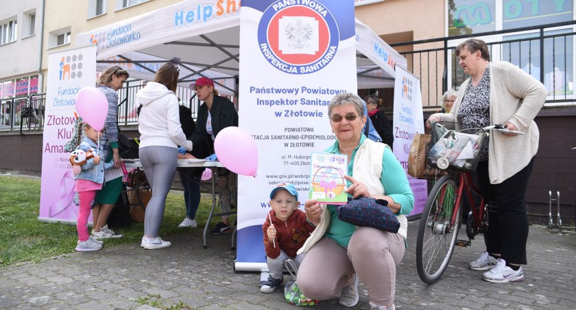 Profilaktyka raka piersi. Akcja Badamy nie tylko mamy na ulicach Złotowa