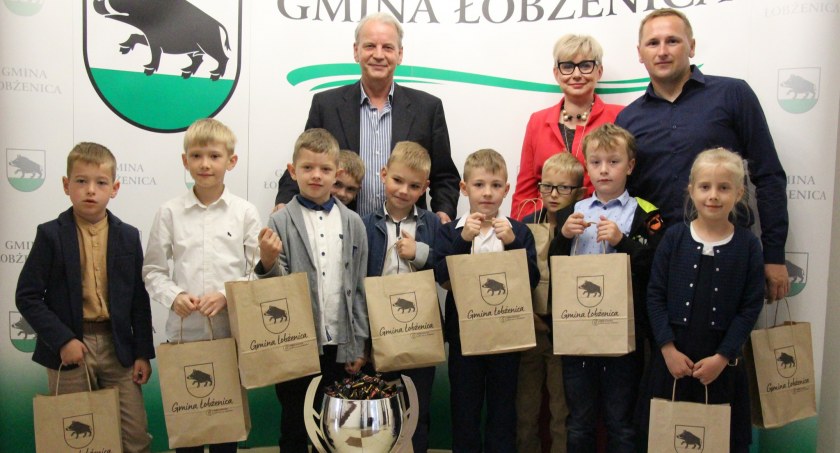 Młodzi piłkarze z Łobżenicy nagrodzeni przez burmistrza