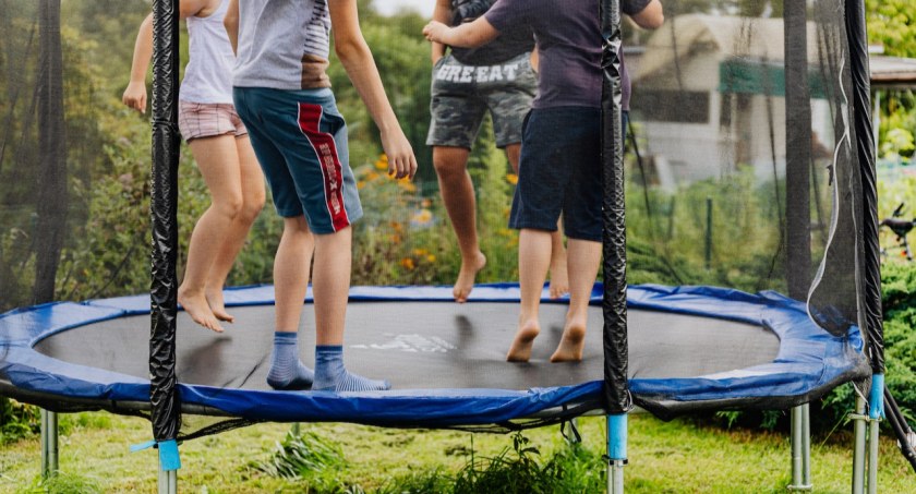 Trampolina ogrodowa – jakie są jej rodzaje?