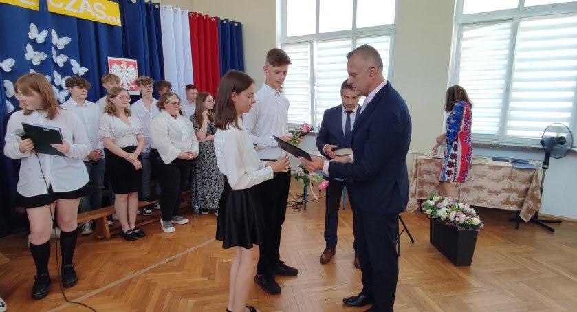 Nagrody wójta dla najlepszych uczniów w gminie Tarnówka