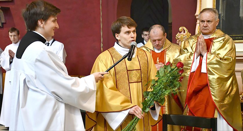 Odchodzą księża, przychodzą księża