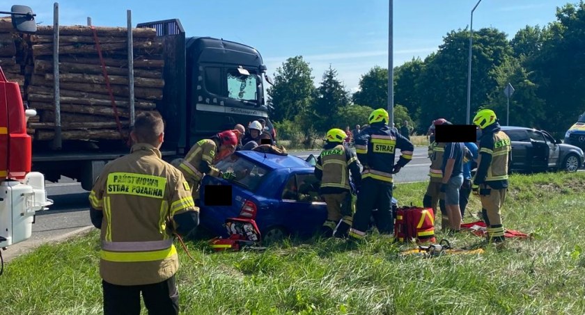 Zderzenie osobówki z samochodem ciężarowym. Dwie osoby zakleszczone w pojeździe