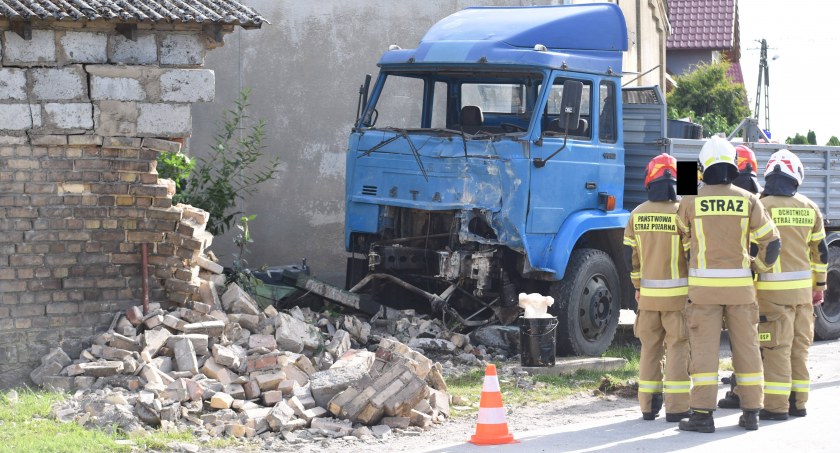 Głubczyn: Samochód ciężarowy uderzył w budynek