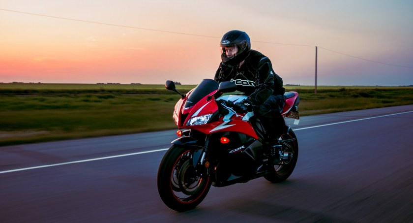 Praktyczna kurtka na motocykl- co powinno ją wyróżniać?