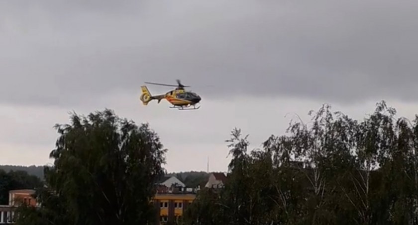 Latająca karetka wylądowała na parkingu w Złotowie