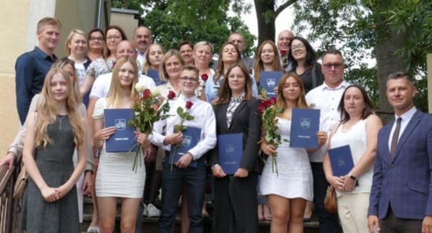 Najlepsi absolwenci z nagrodami specjalnymi wójta