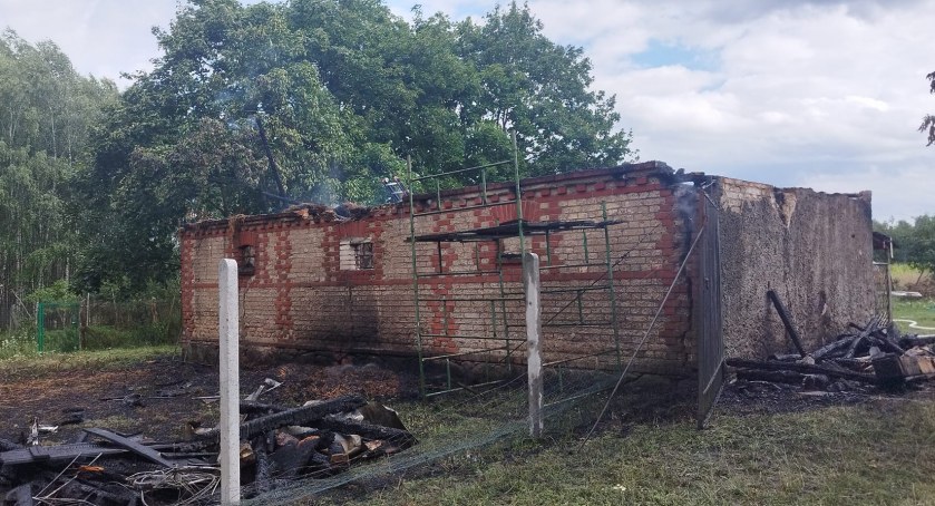 Pożar budynku gospodarczego. Dach kryty strzechą i butla z gazem w środku