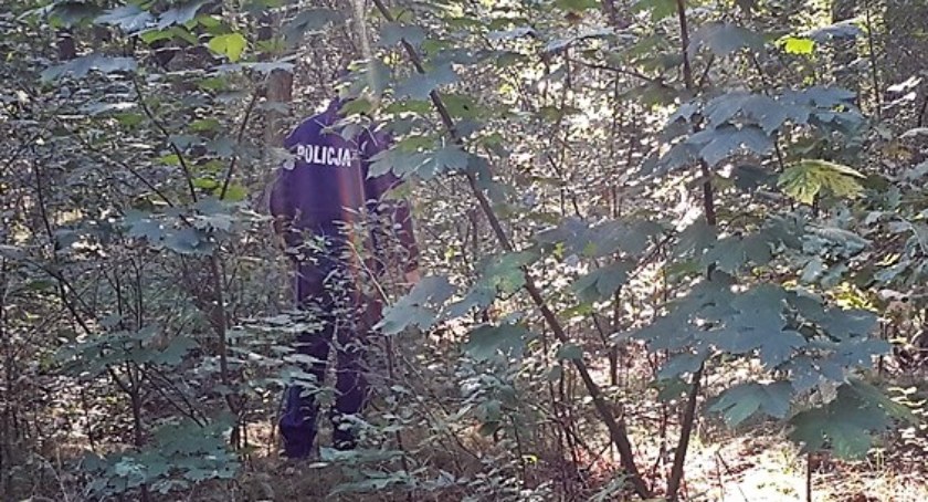 Zgubiła się w lesie. Z pomocą przyszli policjanci