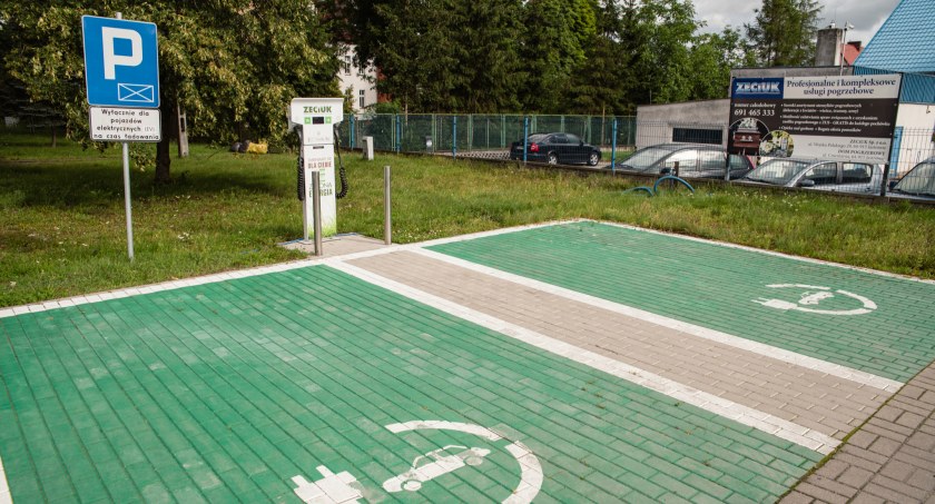 Zielona ładowarka czeka na kierowców