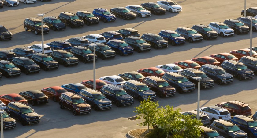 Parking przy lotnisku a środki transportu publicznego: Które rozwiązanie jest dla Ciebie?