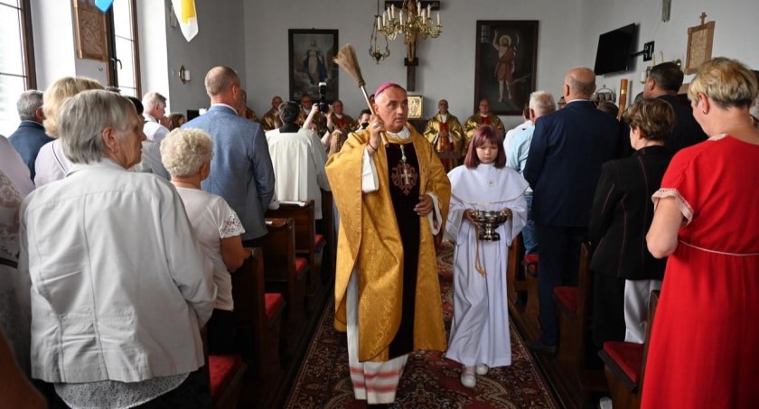 Biskup poświęcił kościół w Świętej