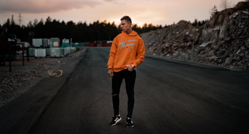 Bluza męska – jak ją dobrze nosić? Mnóstwo pomysłów