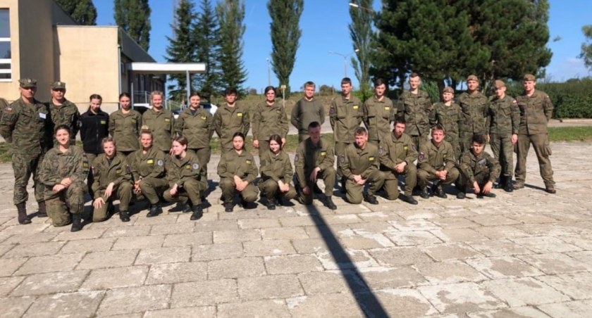 Uczniowie mundurówki z CKZiU na obozie szkoleniowym