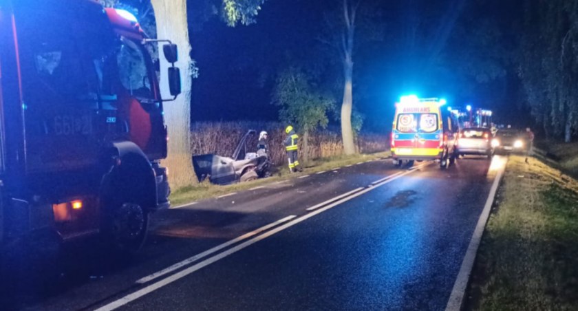 Wypadek koło Krajenki. Kierowca zjechał z drogi i uderzył w drzewo