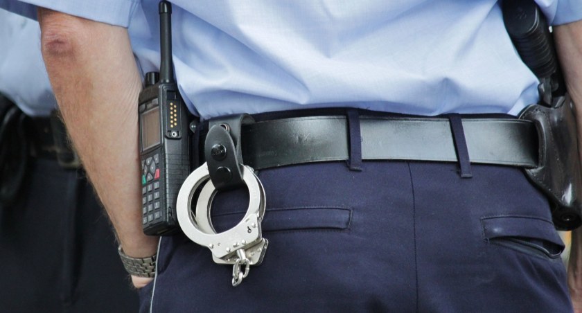Zaatakował policjantów. Odpowie za to przed sądem