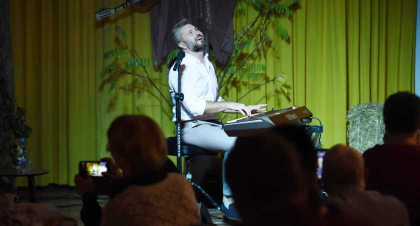 Jesiennie w Zakrzewie. Recital Bartłomieja Szopińskiego