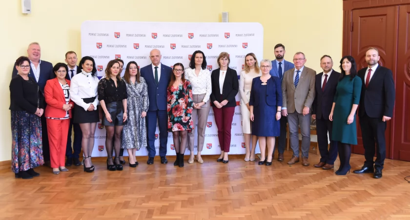 Powiat nagrodził dyrektorów i nauczycieli