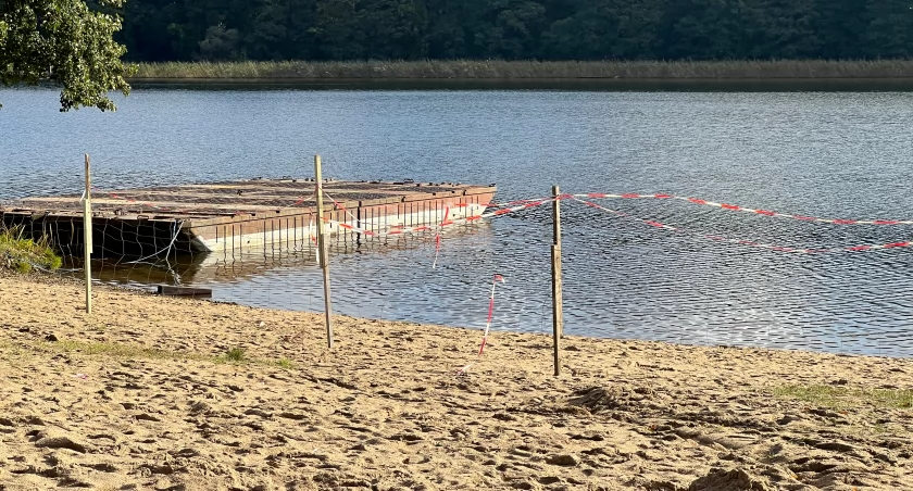 Budowa pomostów na plaży przy ul. Jeziornej rozpoczęta