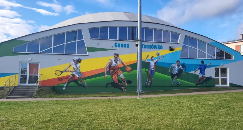 Nowe barwy hali sportowej w Tarnówce
