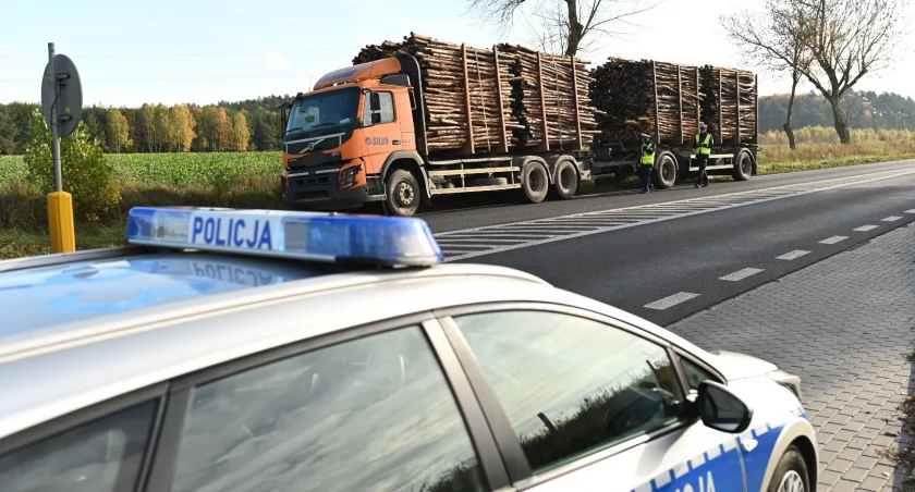 Kolizja dwóch ciężarówek na DK11