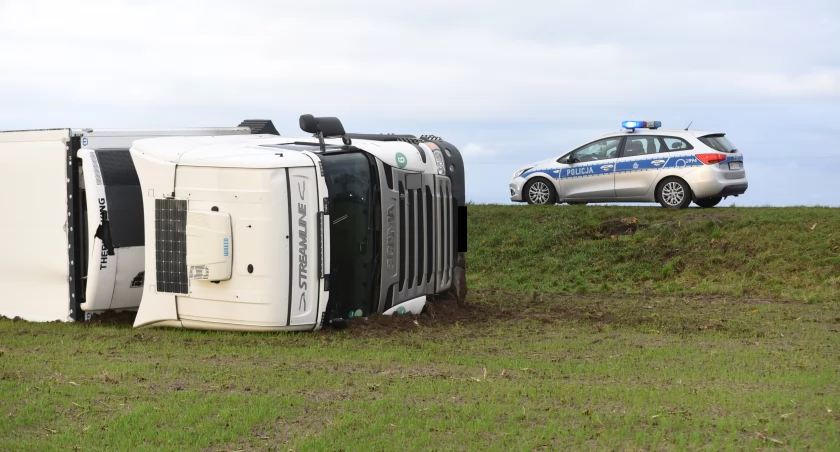 Ciężarówka wypadła z drogi. Kierowca przewieziony do szpitala