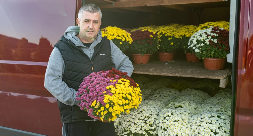 Burmistrz nie pozwala sprzedawać kwiatów przy cmentarzu