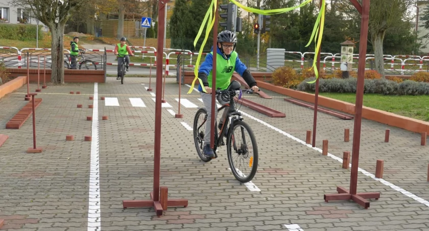 Otwarcie mini miasteczka ruchu drogowego i rowerowego toru przeszkód w Lipce