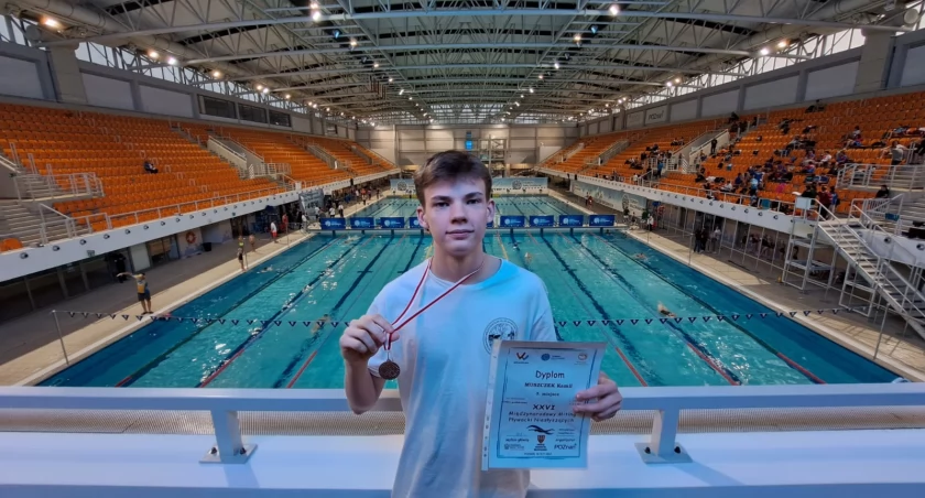 Kamil Muszczek z medalami na XXVI Międzynarodowym Mitingu Pływackim Niesłyszących