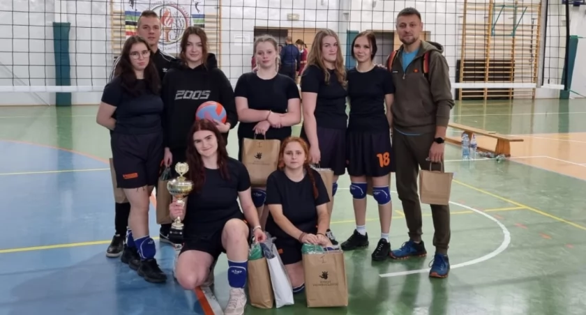 Siatkarki z jastrowskiego MOW-u z pucharem