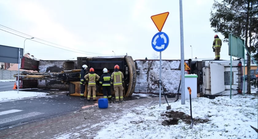 Na rondzie w Blękwicie przewrócił się samochód ciężarowy 