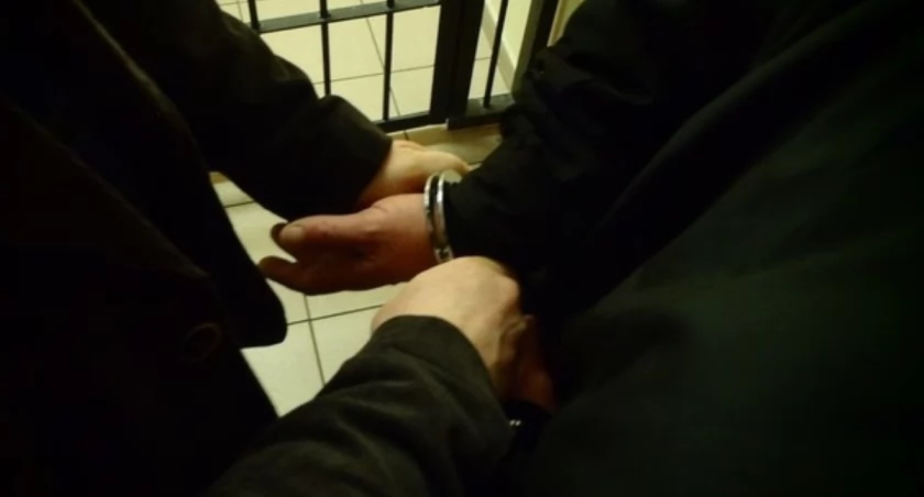 Złotowscy policjanci zatrzymali poszukiwanego oszusta z Piły - 39 listów gończych