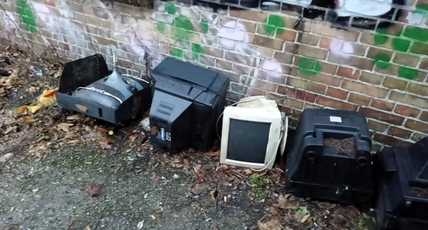 Ukarany mandatem za wyrzucenie elektro śmieci