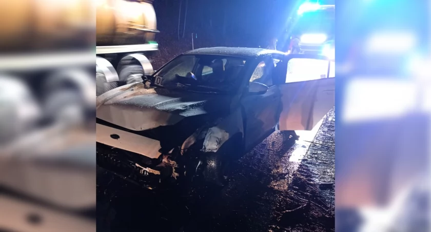 Konar spadł przed jadącym samochodem. Efekty nocnej wichury