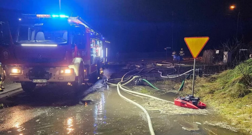 Zalana posesja oraz jezdnia w Tarnówce