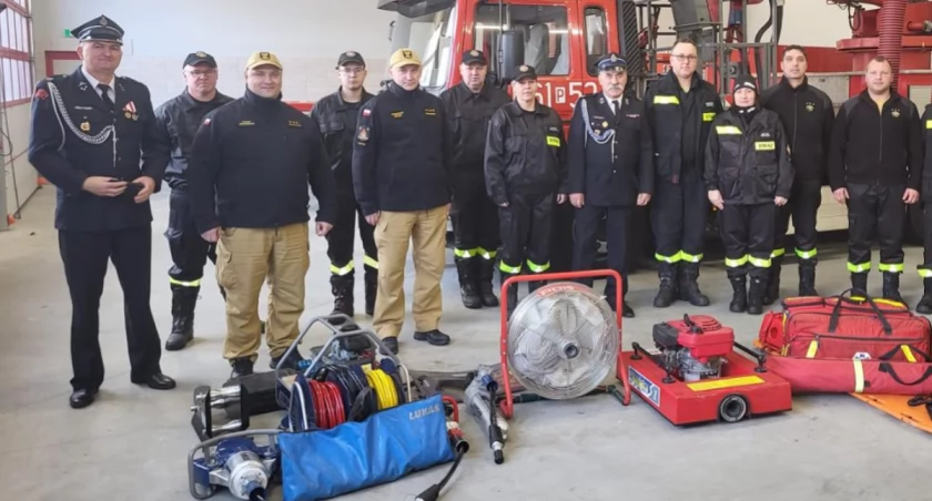 Przekazanie sprzętu ratowniczego dla jednostek OSP z powiatu złotowskiego