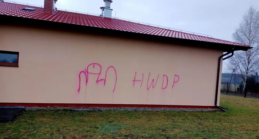 Poszukiwany sprawca aktu wandalizmu w Śmiardowie Złotowskim