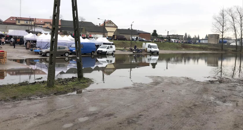 Zalało plac targowy w Łobżenicy. Radny obwinia władze