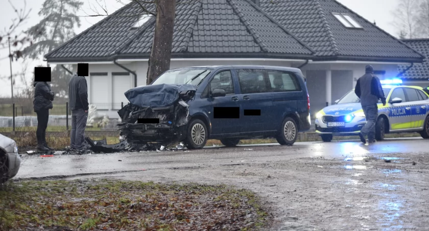 Kolizja w Nowym Dworze. Kierowca BMW przewieziony do szpitala