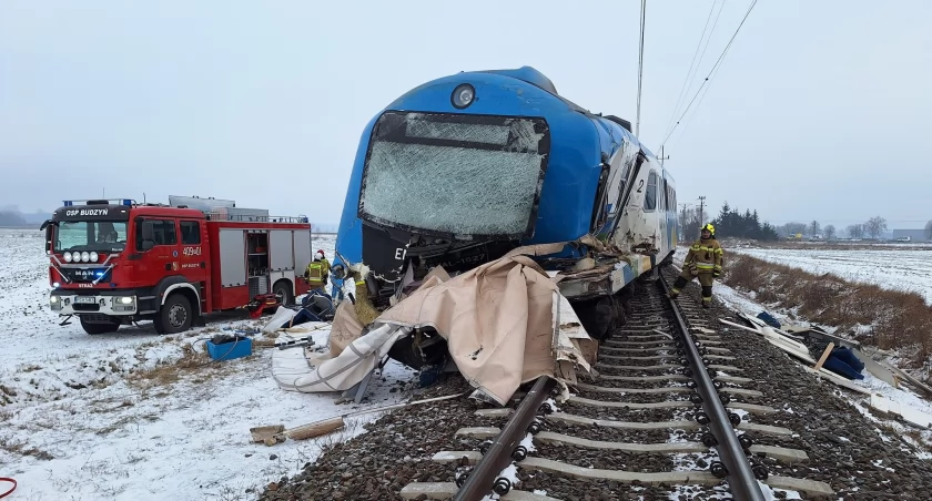 Śmiertelny wypadek na torach. Ciężarówka zderzyła się z pociągiem