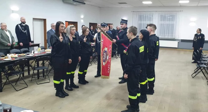 Szóstka nowych druhów w szeregach OSP Święta