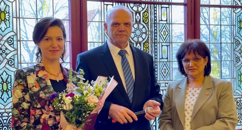 Anna Kluza z Nowego Buczka współtwórczyni filmu Chłopi, z gratulacjami starosty